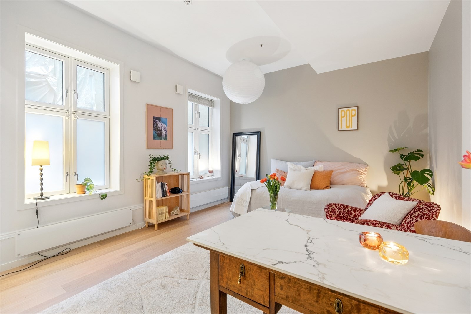 Store, dype vinduer og takhøyden på 2,92 meter gir en god romfølelse. Galleribilde