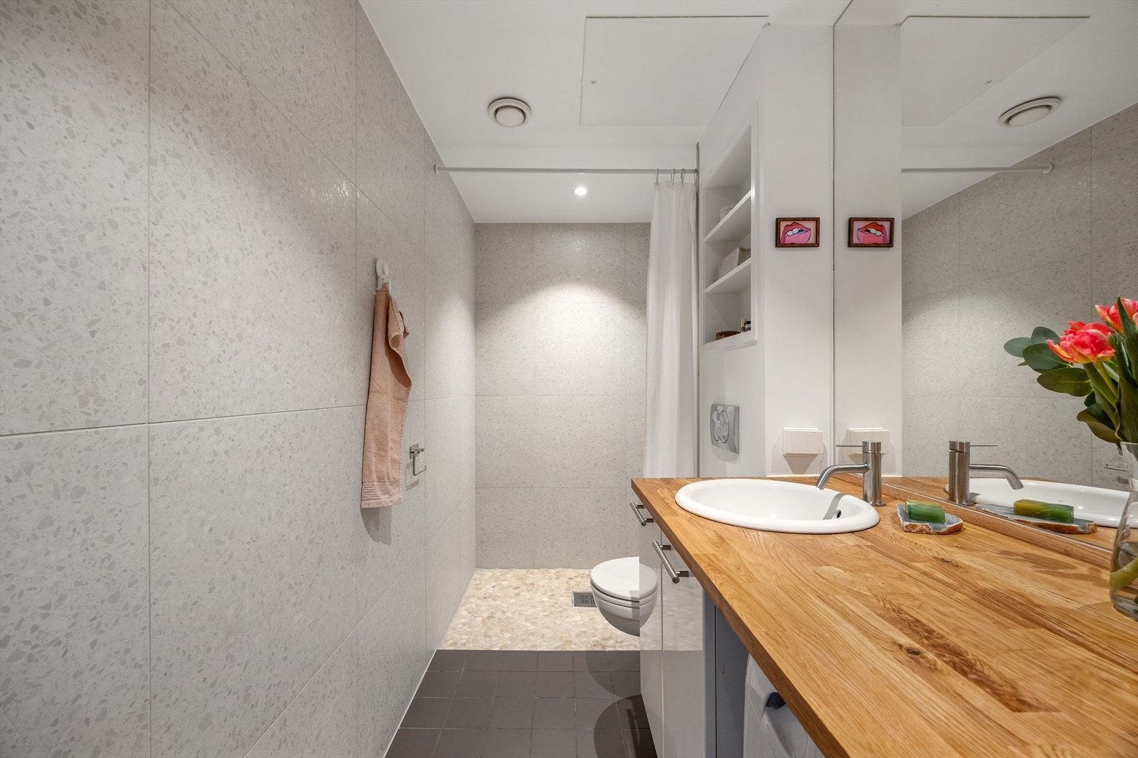 Pent bad fra 2010 som ble oppgradert i 2023/2024 med nytt tak, vegger, sisternekasse og benkeplate. Galleribilde