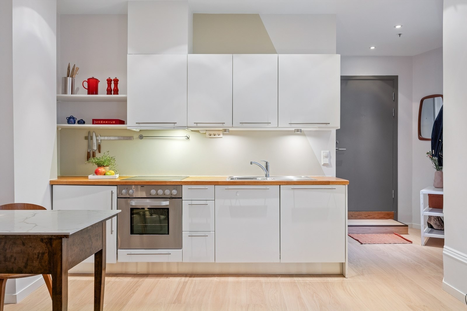 Kjøkkenet har god skapplass. Galleribilde