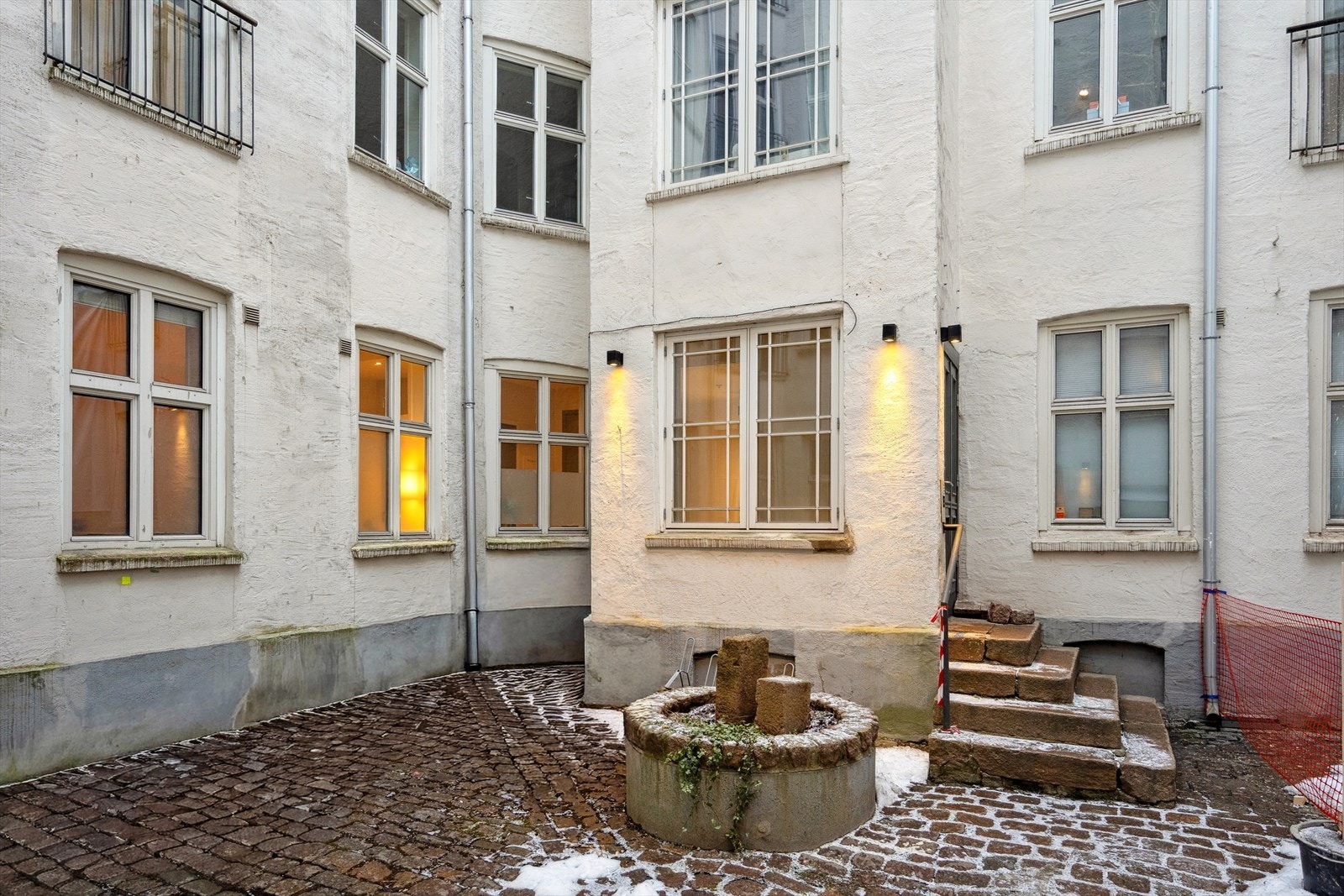 Skjermet bakgård med sykkelparkering. Galleribilde