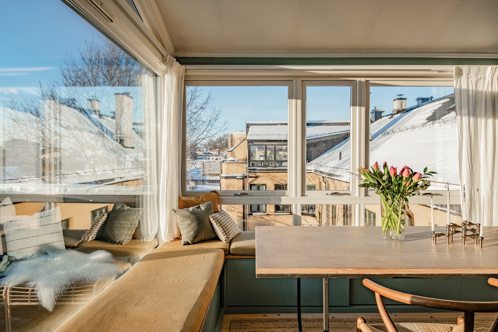 Integrert sittebenk med eiketopp, skreddersydde puter og praktisk lagringsplass under. Galleribilde