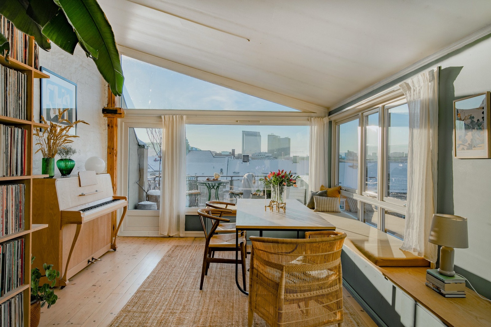 Dette er en helt unik loftsleilighet som kan skilte med et gulvareal på 108m². Galleribilde