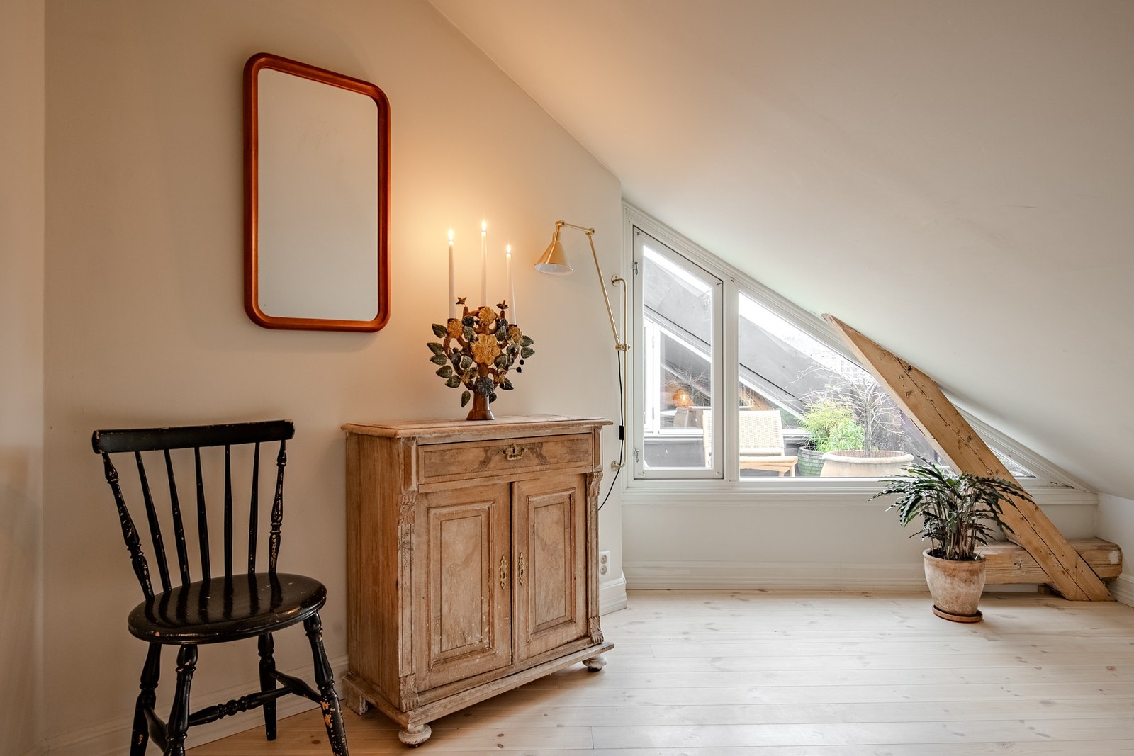 Begge soverommene har et loftspreg med skråtak og synlige detaljer. Bjelkene er blitt pusset ned til original trefarge de seneste årene. Galleribilde