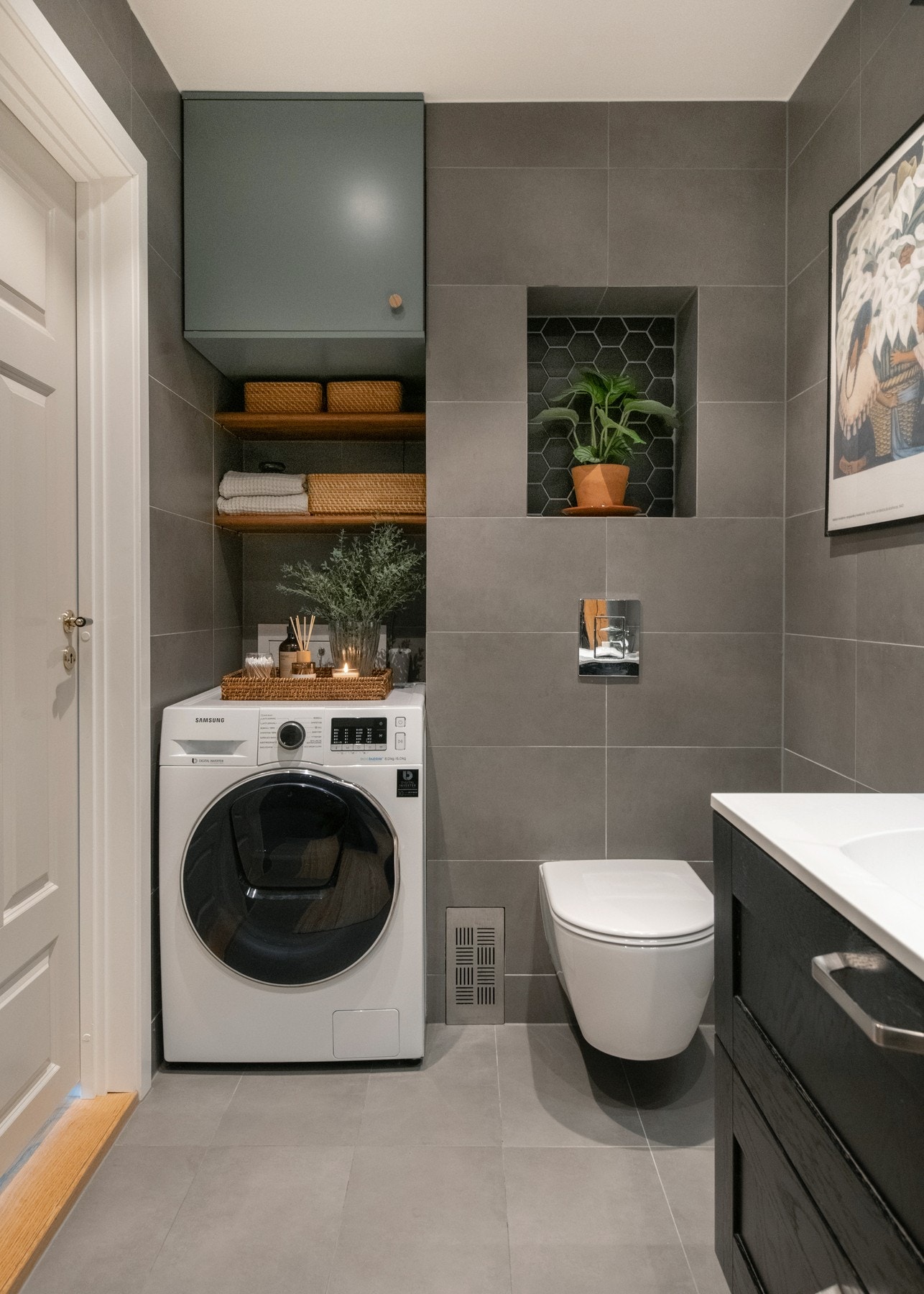 Badet er utstyrt med et romslig dusjhjørne med regnfallsdusj, toalett (skiftet i 2025) og opplegg for vaskemaskin. Galleribilde