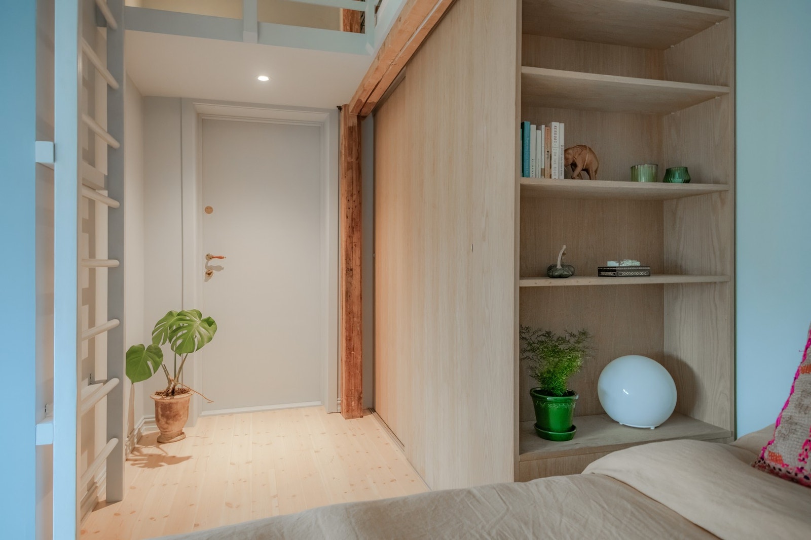 Opp til hemsen er det bygd ribbevegg og gjerde. Galleribilde