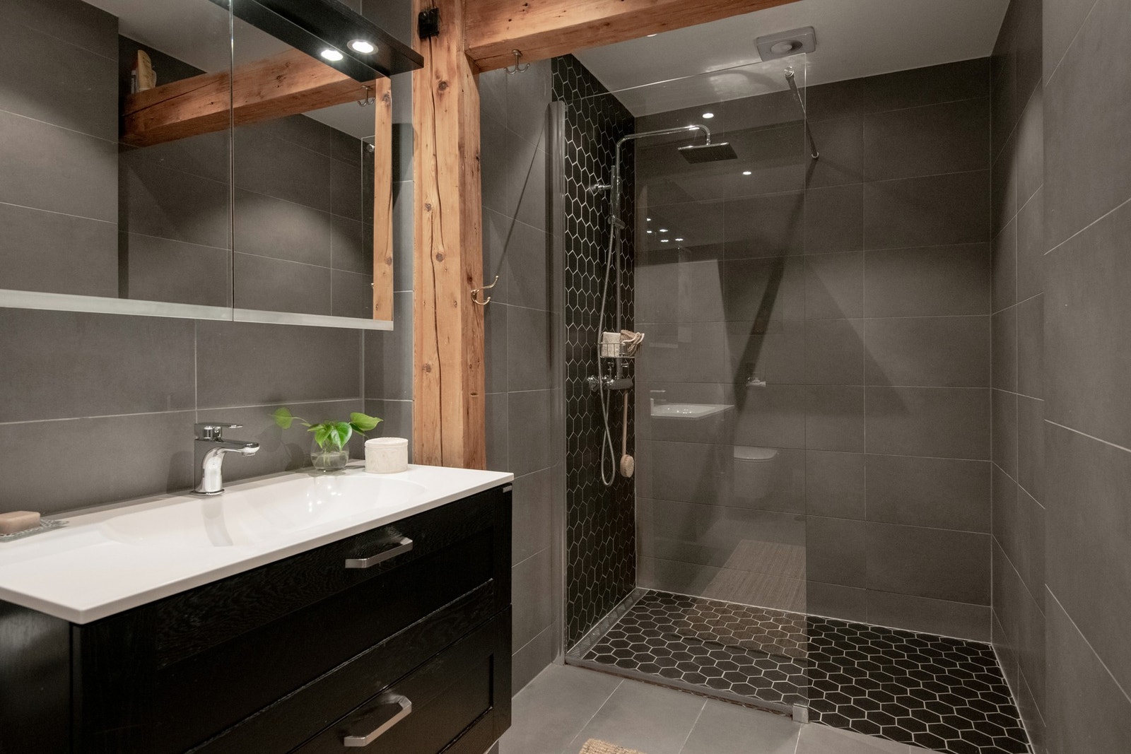 Stilrent baderom som iht. tidligere salgsoppgave ble oppgradert i 2016. Badet har flislagte overflater og i dusjsonen er det lagt flotte fliser i hexagonmønster. Galleribilde