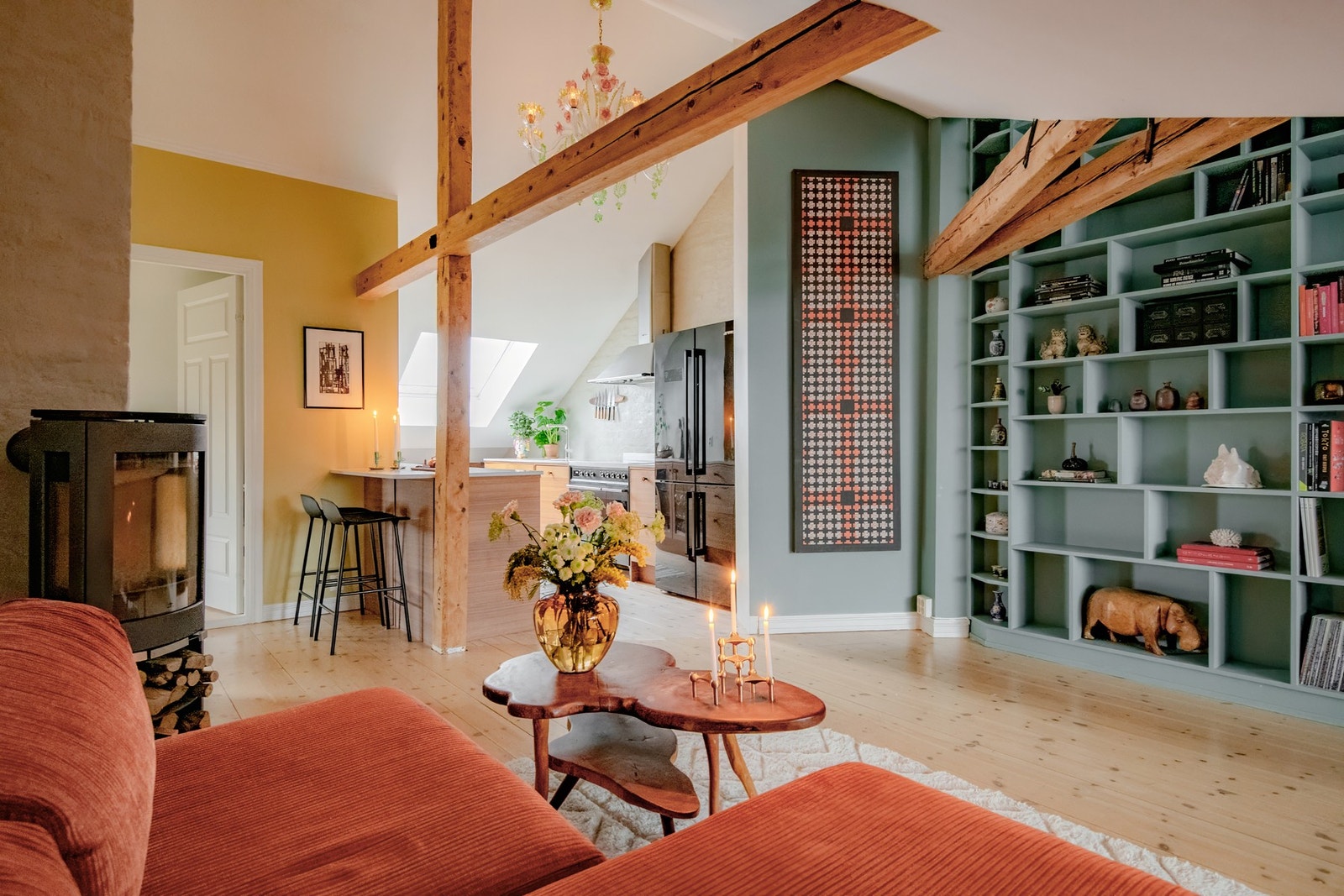 Stuen oppleves luftig med en helt egen atmosfære der synlige trebjelker og teglstein skaper en spennende kontrast. Galleribilde