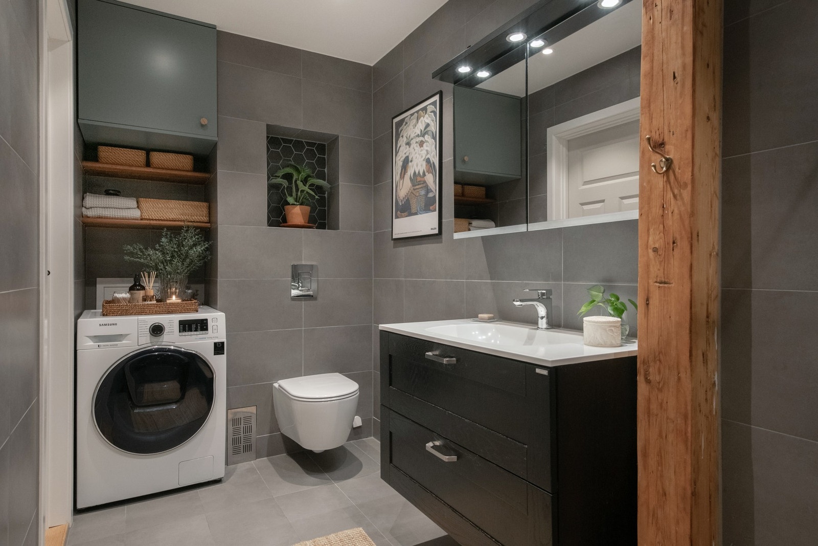 Stilrent baderom som iht. tidligere salgsoppgave ble oppgradert i 2016. Galleribilde