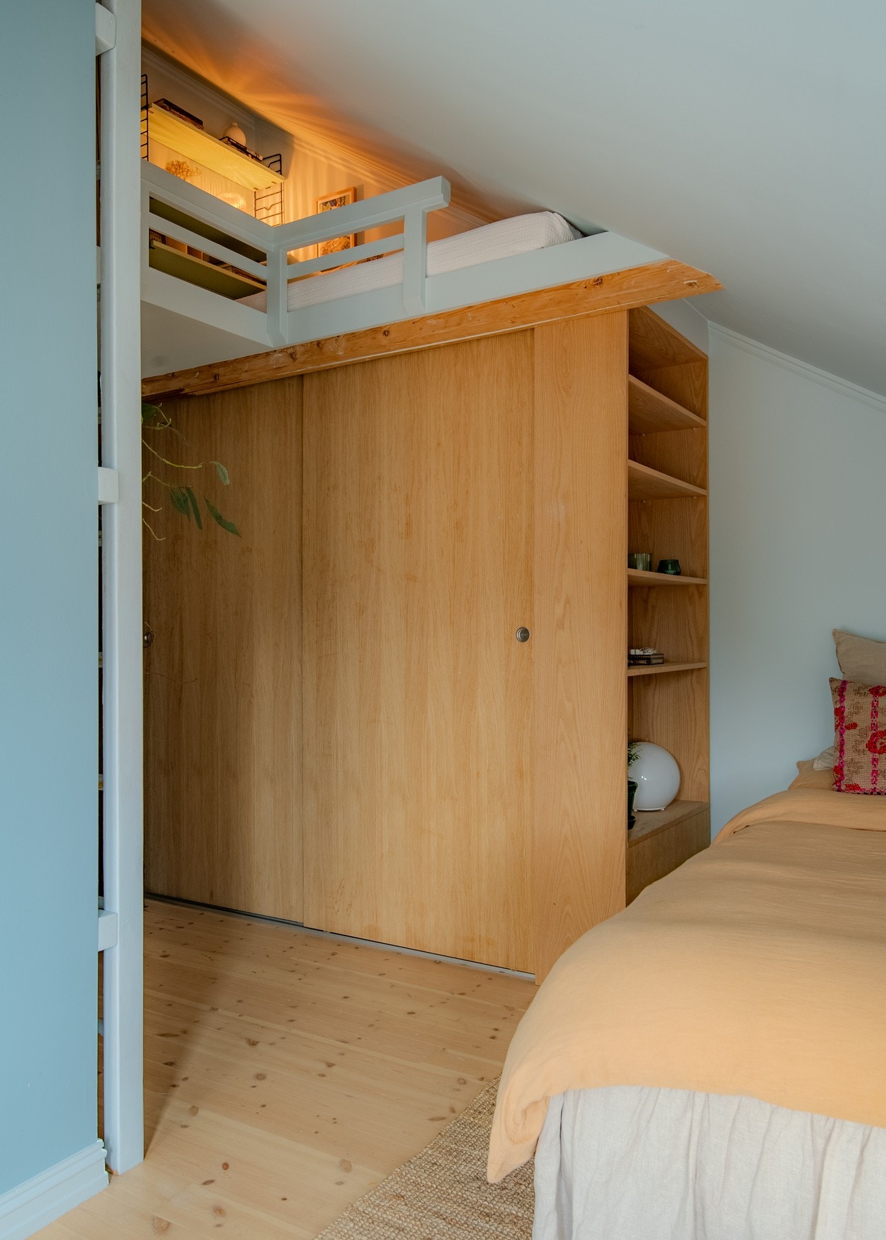 Hovedsoverommet er romslig og byr på funksjonelle møbleringsmuligheter, med bl.a. en hems. Galleribilde