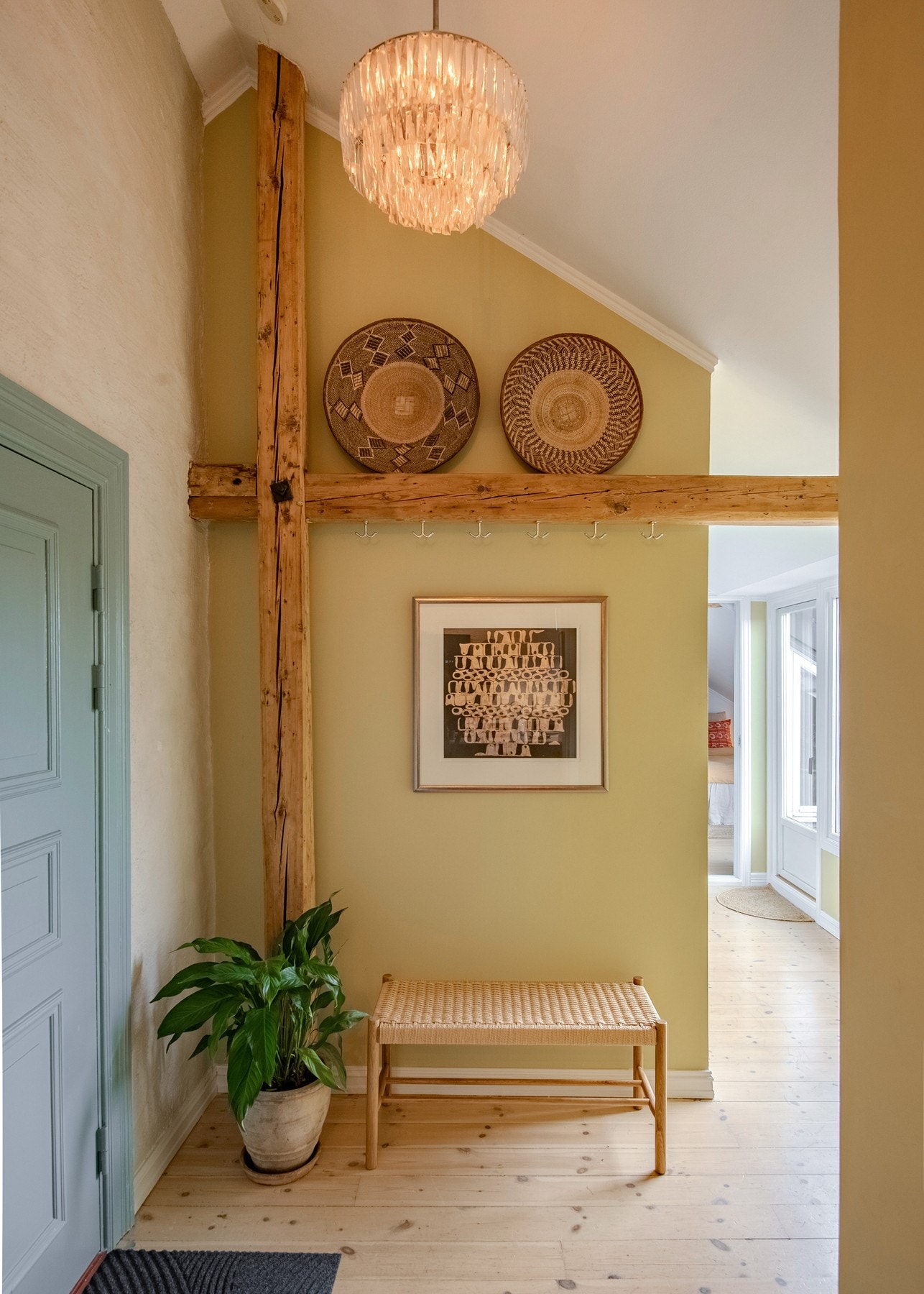 Boligens entré gir et innbydende førsteinntrykk, hvor du møtes av generøs takhøyde, skråtak og synlige bjelker som skaper en lun og samtidig luftig atmosfære. Galleribilde