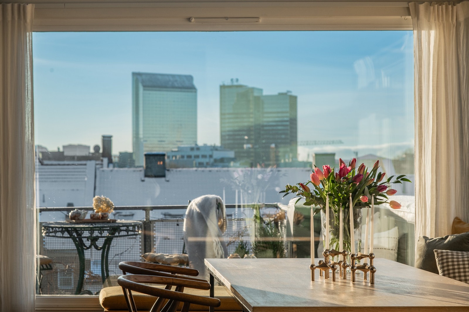 I spisestuen har du vindusrekke på to av veggene, som slipper inn et herlig, naturlig lys. Galleribilde