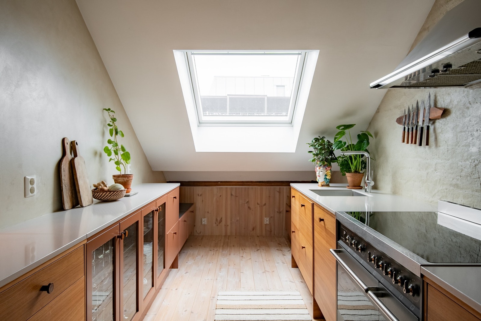 Kjøkkenet er et gjennomført og funksjonelt rom, hvor moderne løsninger kombineres med elegante og karakterfulle materialvalg. Galleribilde