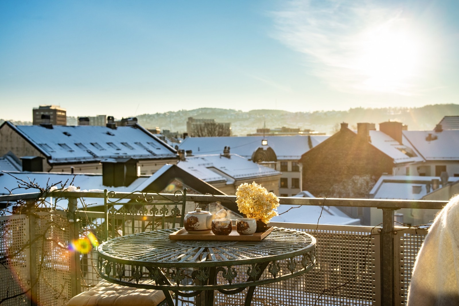 Sørvendt balkong hvor du kan nyte rolige morgener og stemningsfulle kvelder med byen som bakteppe. Galleribilde