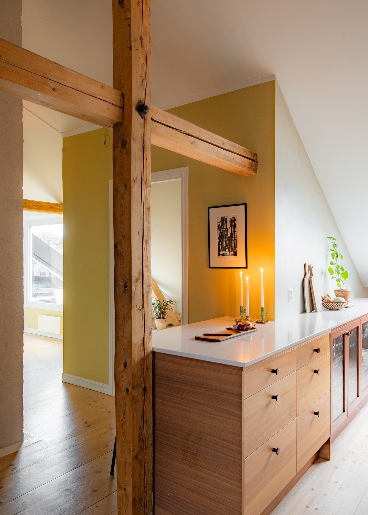 Samme år (2021) ble veggen mellom stue og gang fjernet for å få frem møne og takhøyde, samt at det ble bygd en kjøkkenøy. Galleribilde