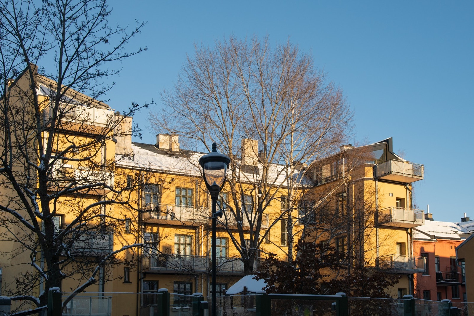 Boligen ligger i byggets toppetasje, der loftet ble bygget om til boliger rundt 1987, og har et særpreget uttrykk med originale og karakterfulle detaljer. Galleribilde