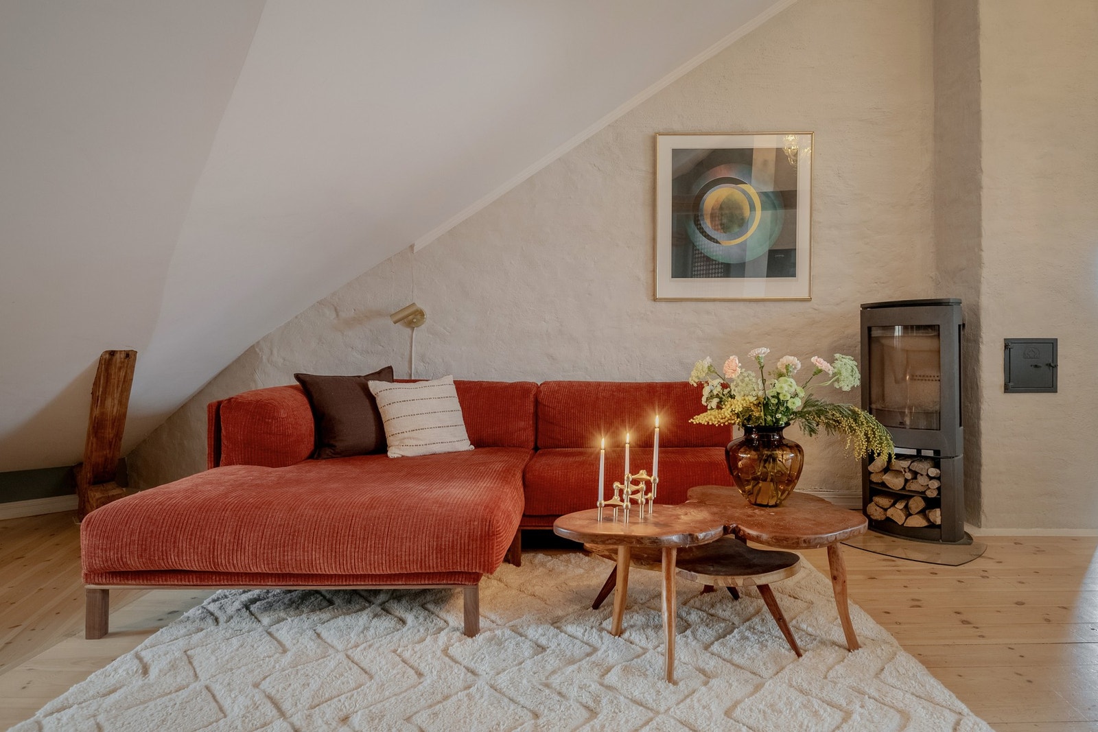 Her har du god plass til en hyggelig og usjenert sofakrok. Galleribilde