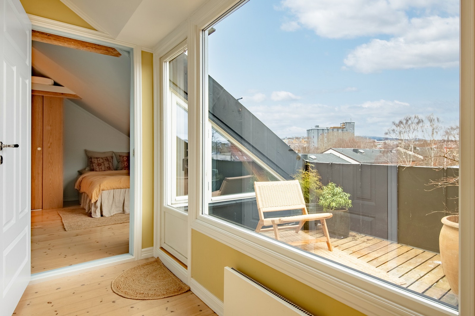 Boligen byr ikke bare på én, men to takterrasser. Fra gangen er det utgang til en nordvendt takterrasse på 6m². Galleribilde