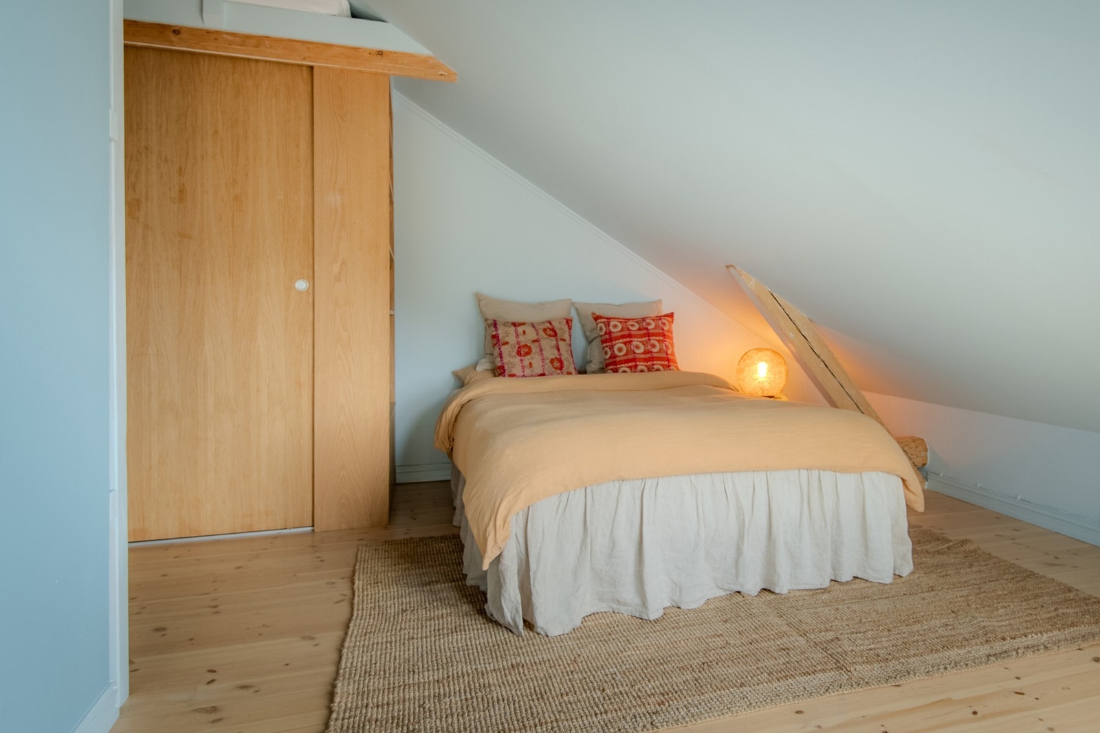 På hovedsoverommet er det montert opp en integrert skyvedørsgarderobe i eikefinér som gir rikelig med oppbevaringsplass og et helhetlig uttrykk. Galleribilde