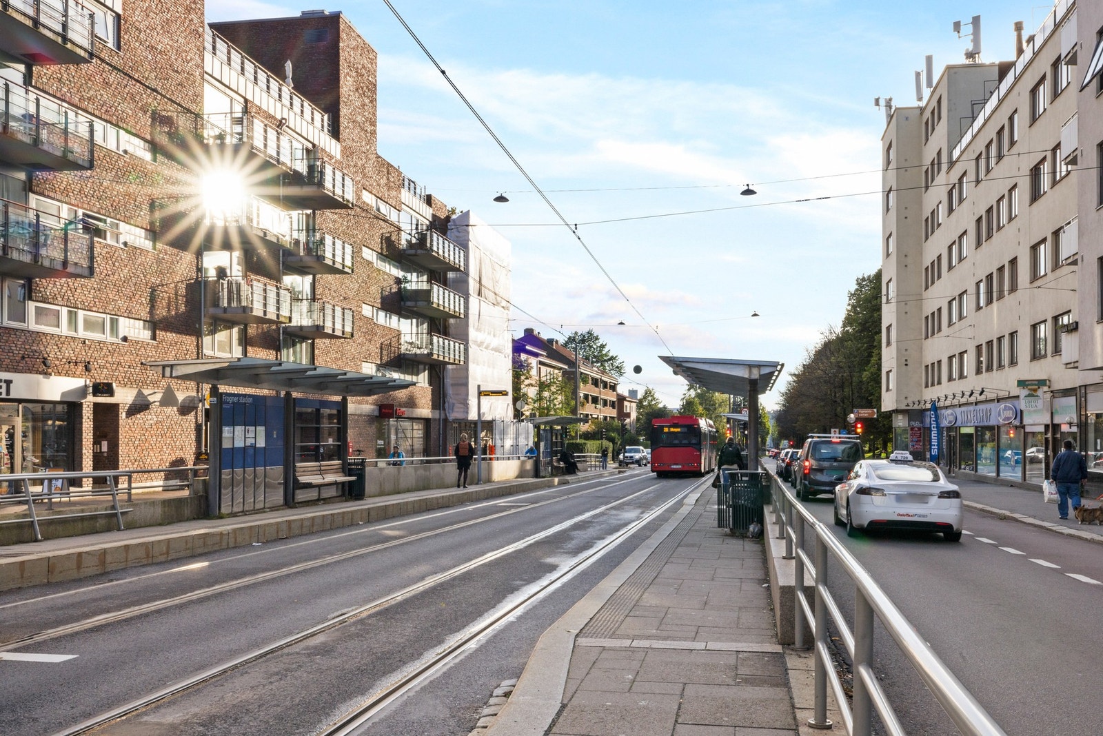 Majorstuen er også et av byens viktigste kollektivknutepunkter med tilgang til alle t-banens linjer, tre trikkelinjer og fem busslinjer. Flybussen stopper rett i nærheten, og fra Nationaltheatret når du både tog og flytog - perfekt for deg som ønsker å ko Galleribilde