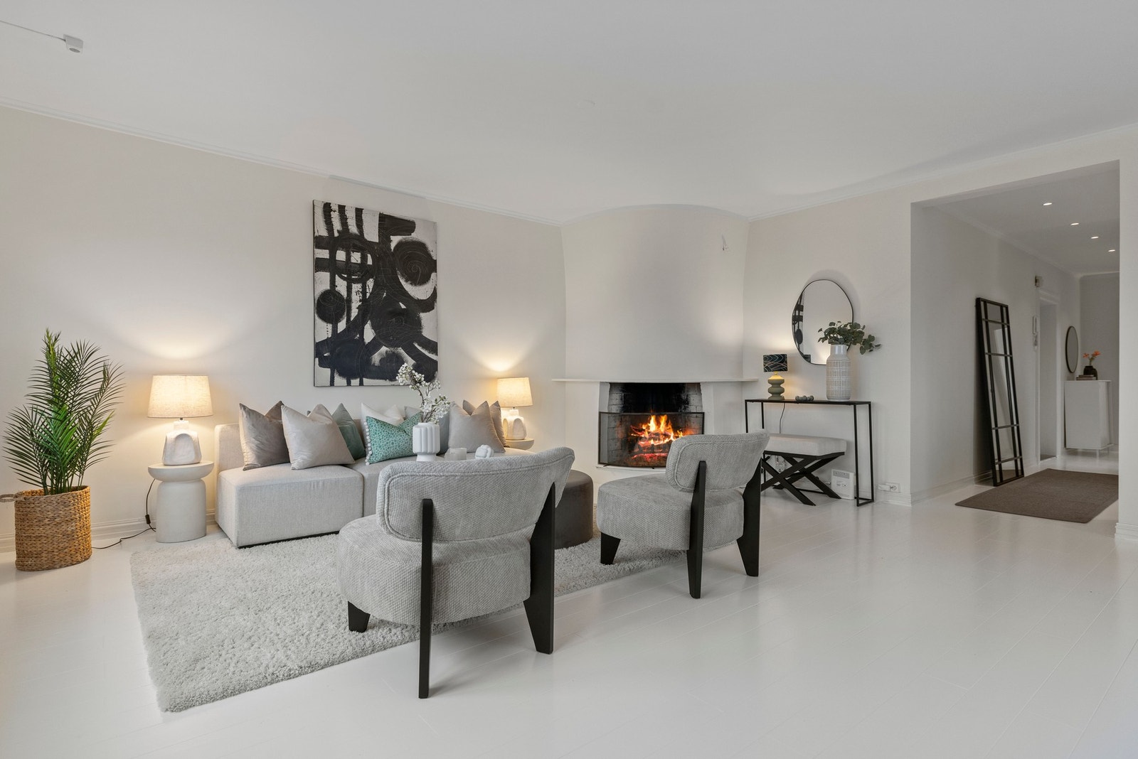 Sentralt i stuen er det plassert en hyggelig peisovn som gir godt med varme og hyggelige stunder på de kaldere dagene. Galleribilde