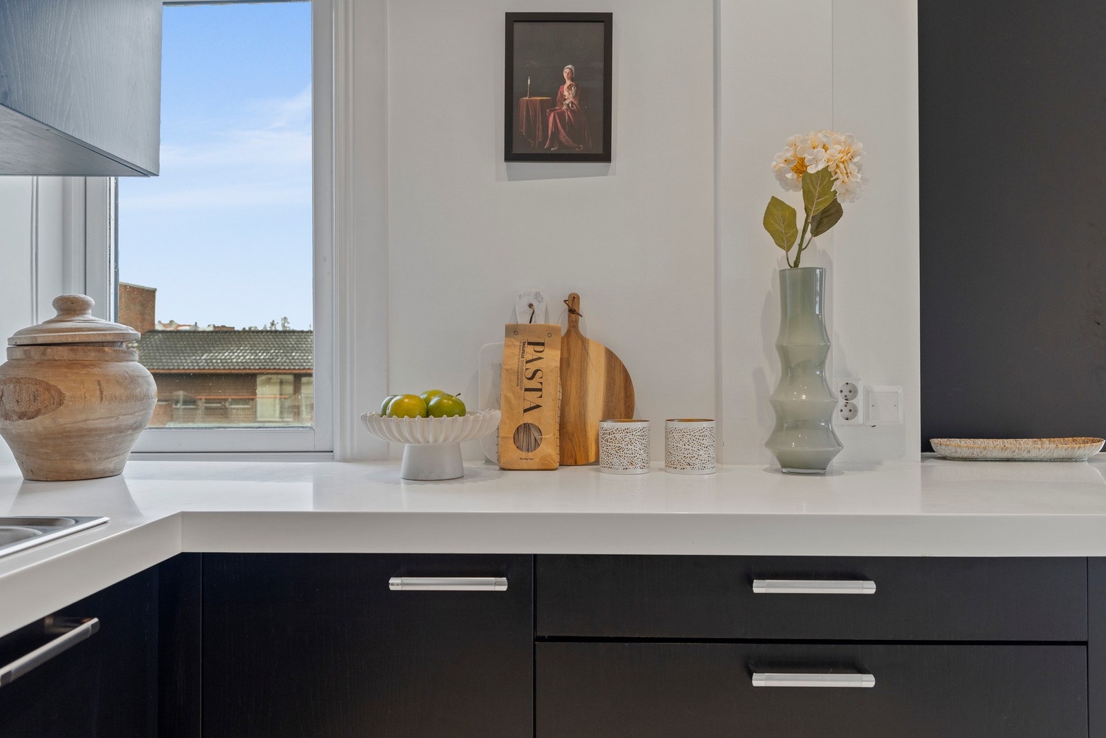 Det er Corian benkeplate med nedfelt dobbel oppvaskkum. Galleribilde