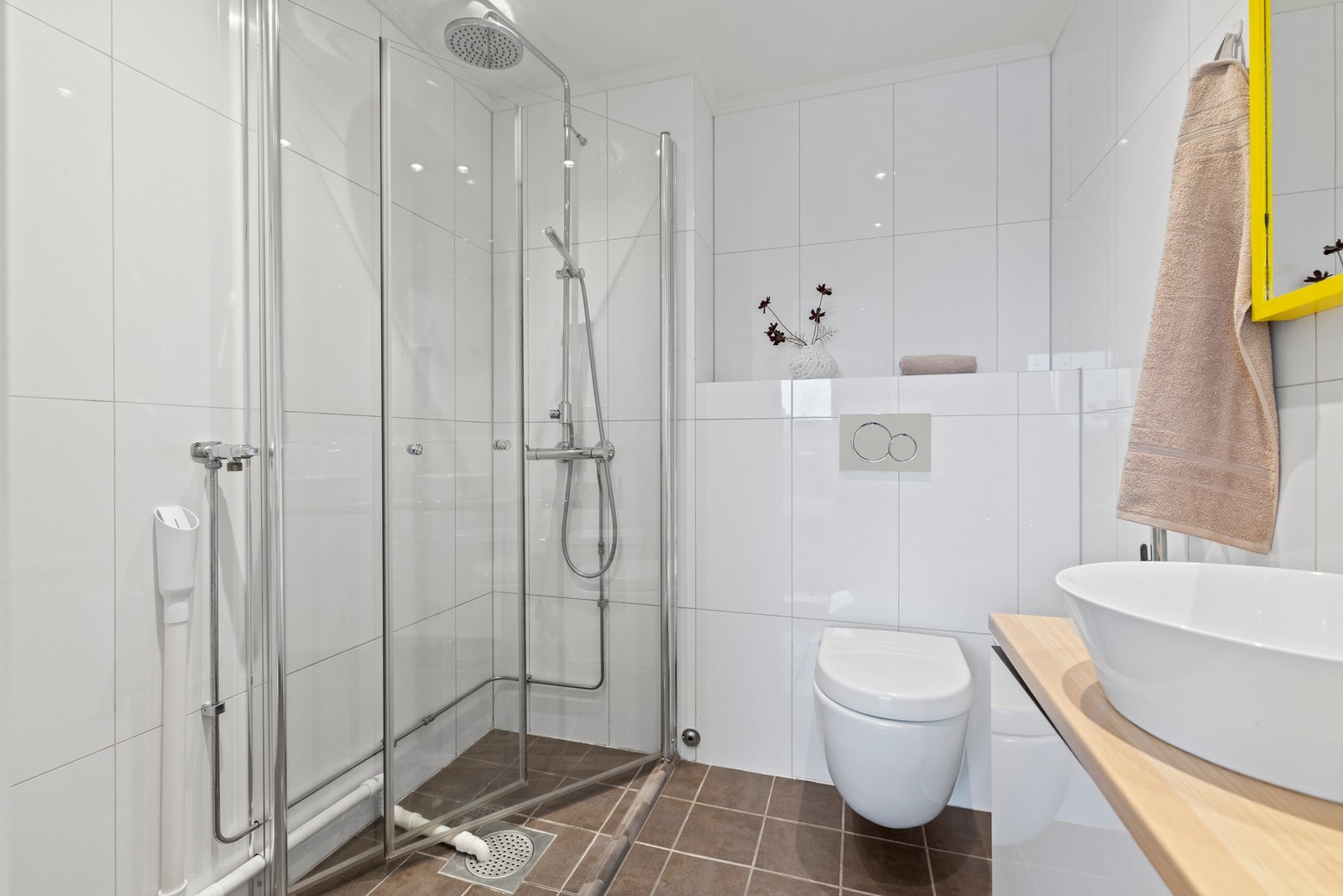 Pent flislagt bad med elektriske varmekabler i gulv. Galleribilde