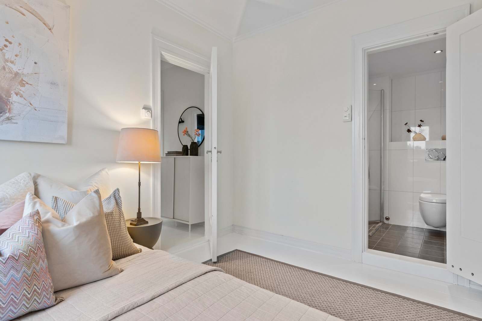 Fra soverommet er det direkte adkomst til et bad. Galleribilde