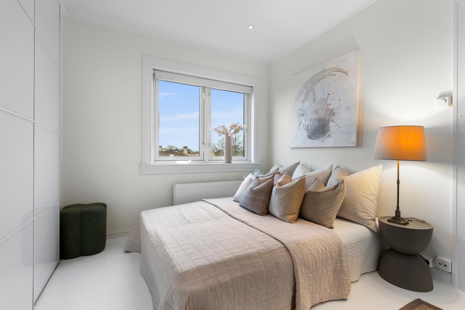 Soverommet er romslig og har god plass til dobbeltseng og nattbord på hver side. Galleribilde