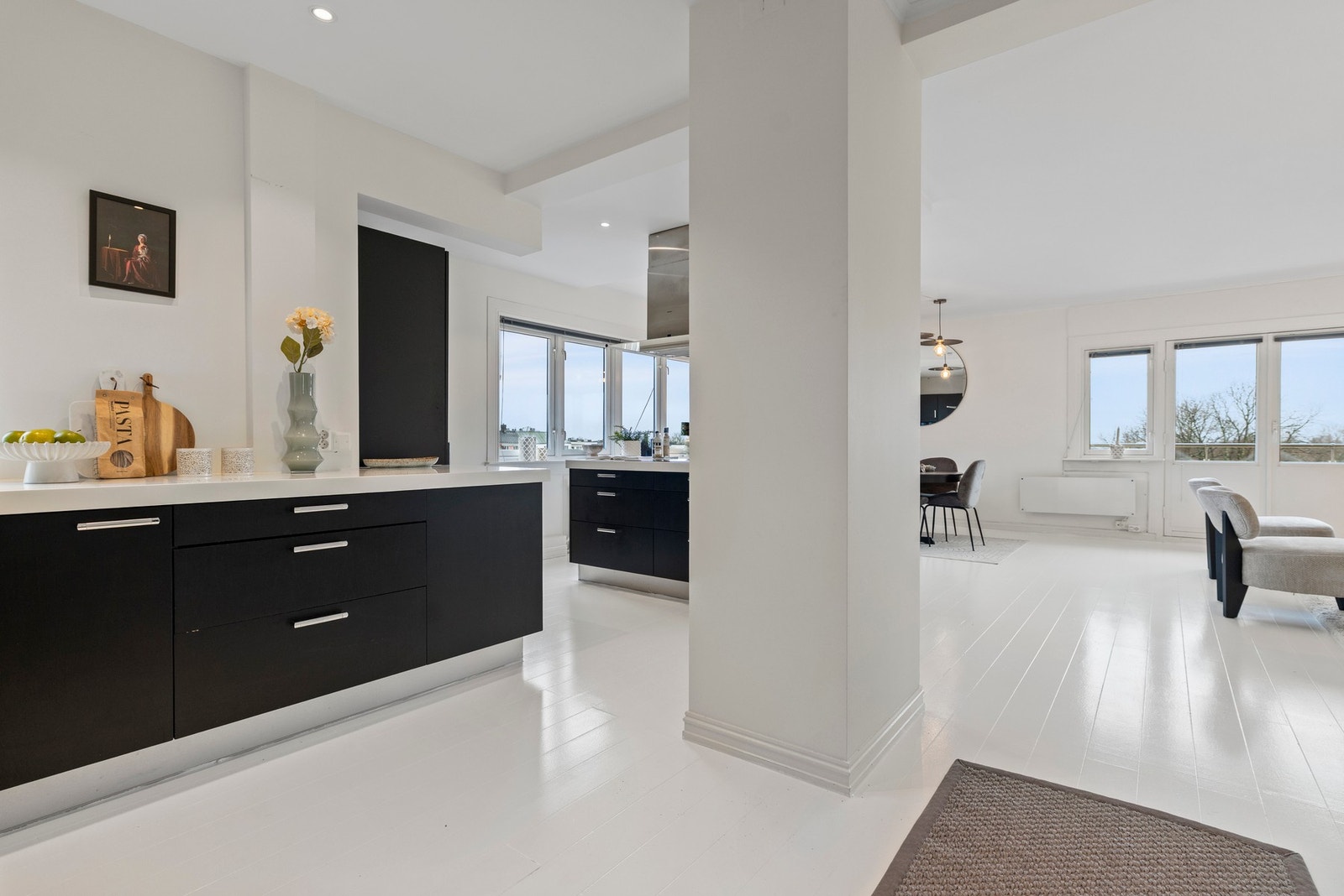 Kjøkkenet er innredet med integrerte hvitevarer som komfyr, induksjon platetopp, oppvaskmaskin, mikroovn og kjøl/frys. Det er kjøkkenventilator med kullfilter. Galleribilde