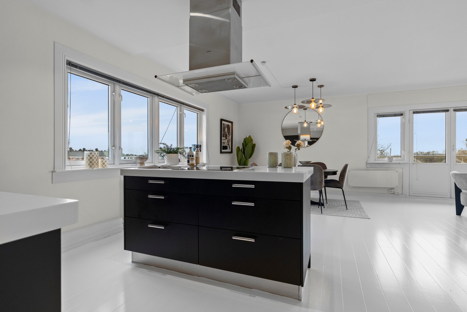 Her er det også en kjøkkenøy som gir det lille ekstra rommet og skaper en naturlig overgang mellom kjøkken og stue. Galleribilde