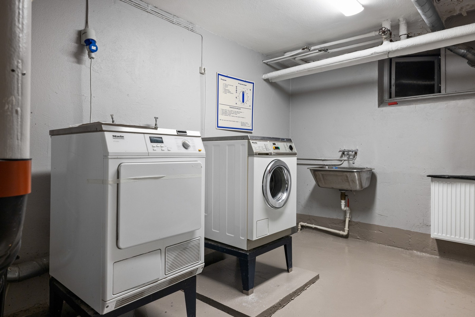 I sameiet er det et felles vaskeri i kjelleren. Galleribilde