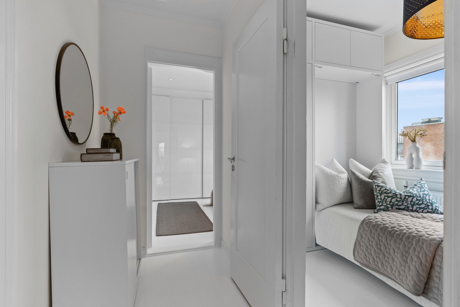 Videre entré/gang er det adkomst til et innredet rom. Galleribilde