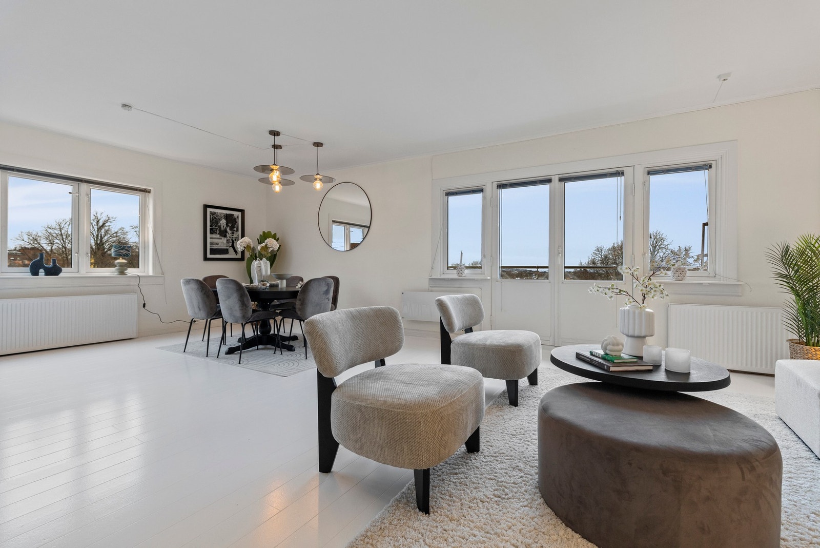 Det er gode møbleringsmuligheter i stuen. Galleribilde