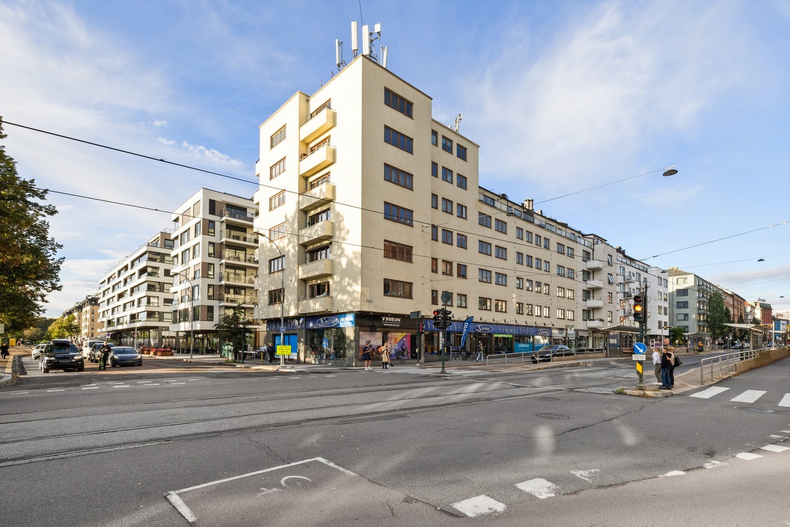 Her bor du med kort vei til daglige behov, et bredt utvalg av butikker og servicetilbud samt offentlig transport. Galleribilde