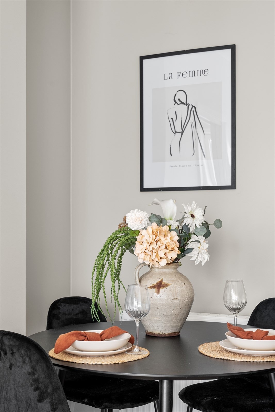 De malte, slette veggene gir et nøytralt og godt utgangspunkt for personlig stil. Galleribilde