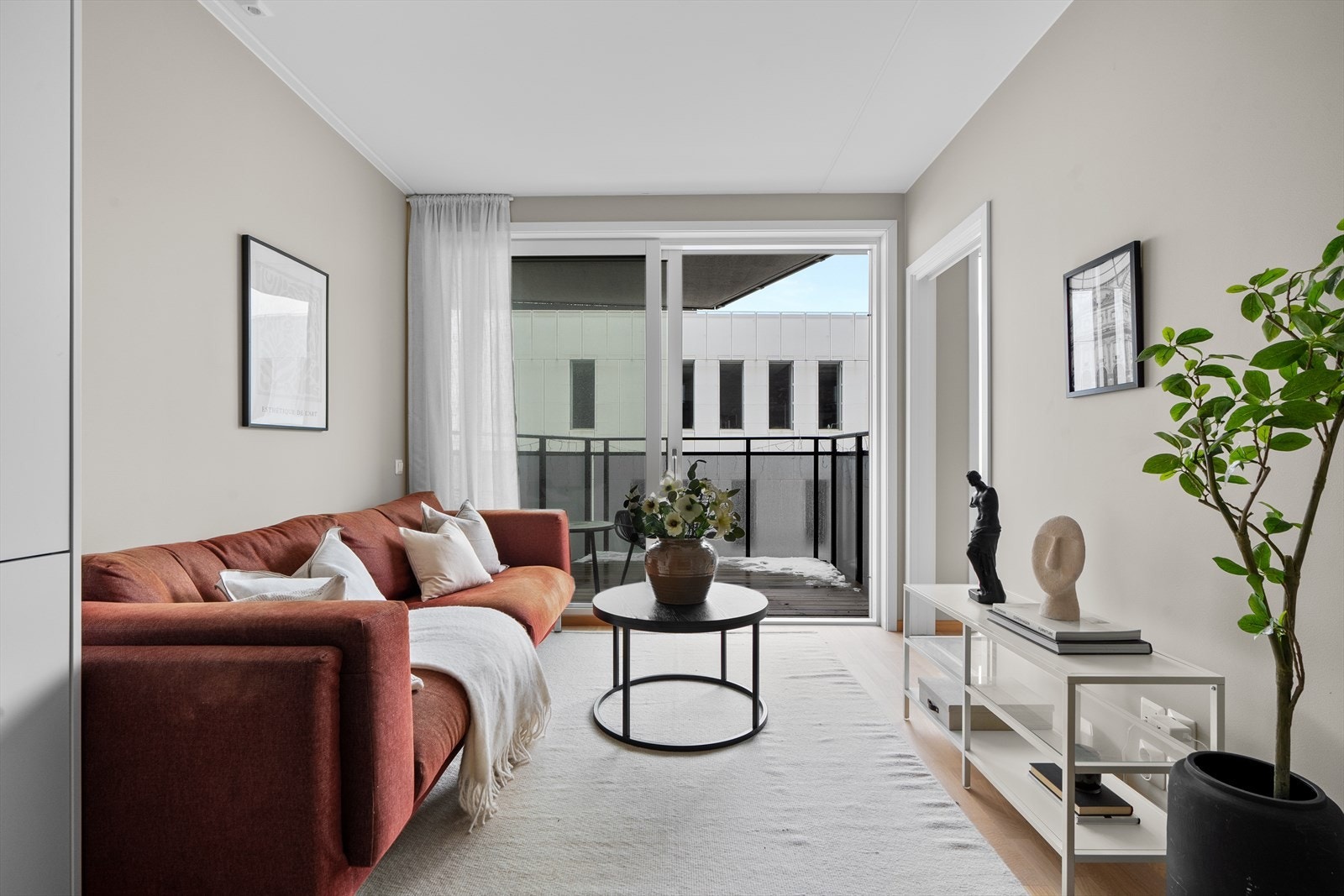 Stuen er lett å møblere og har plass til en komfortabel sofagruppe. Galleribilde