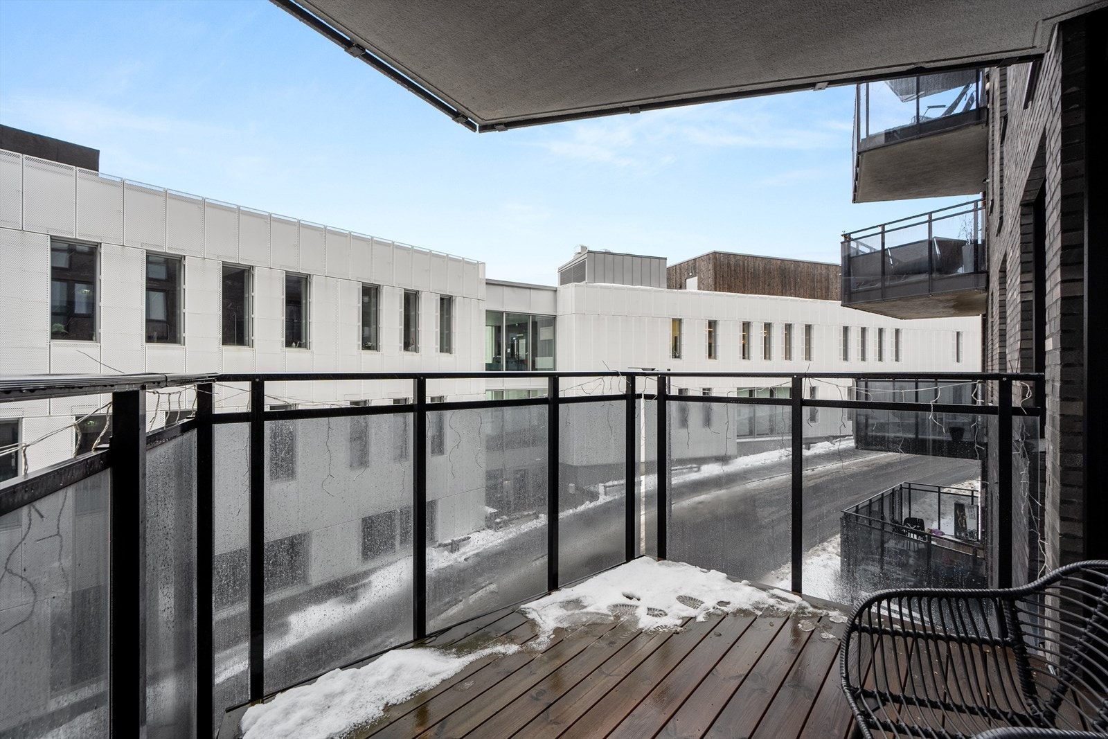Balkongen har god plass til en sittegruppe og er belagt med terrassebord. Galleribilde