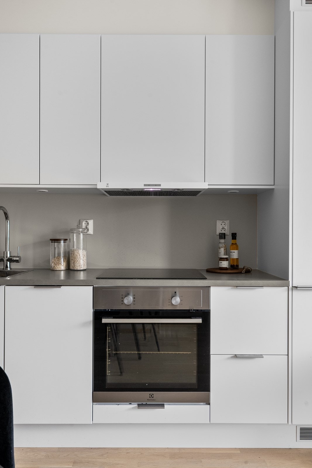 Integrert stekeovn og platetopp, med komfyrvakt installert for ekstra sikkerhet. Galleribilde