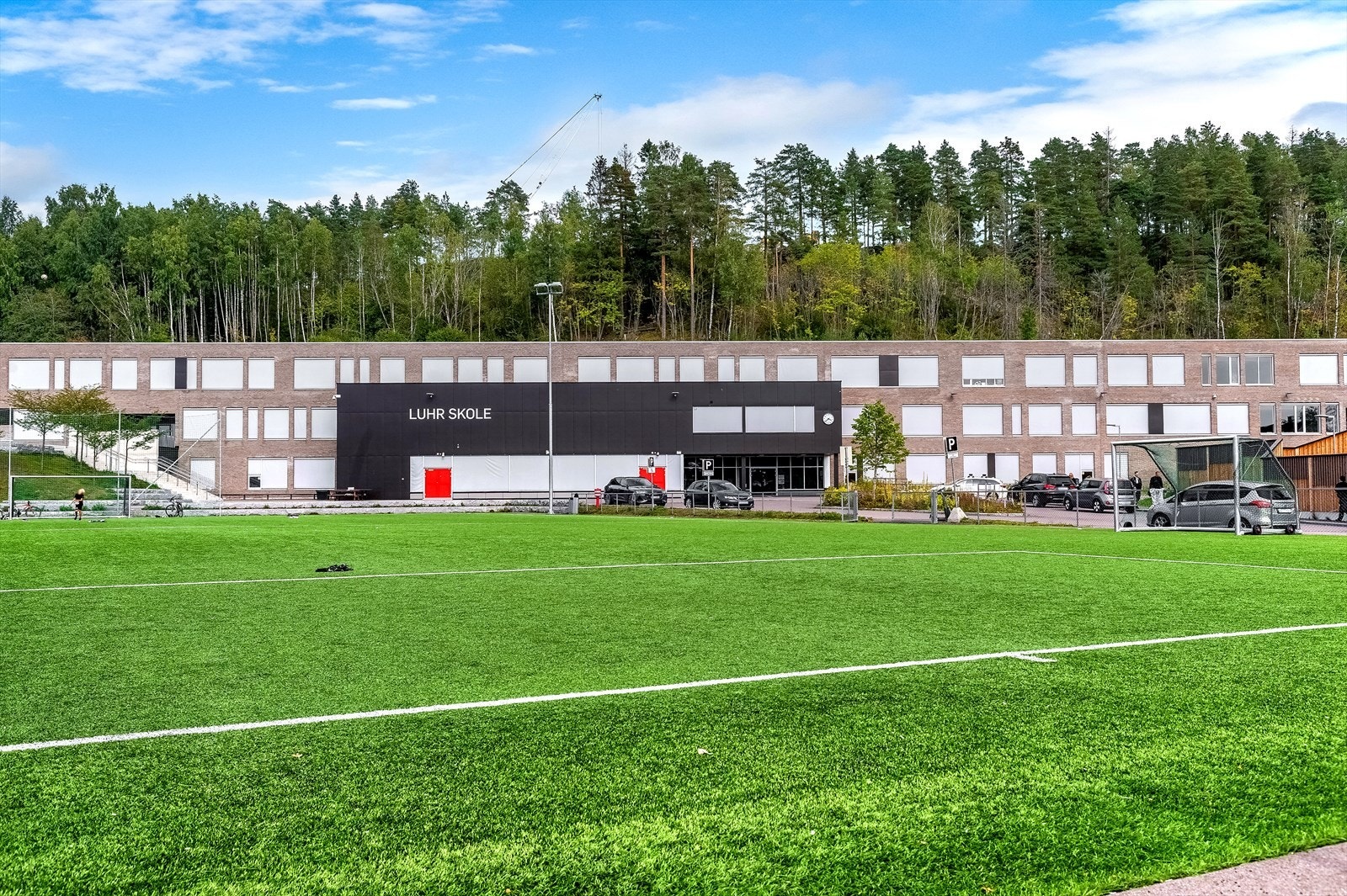 Nye Luhr skole og barnehage ligger i tilknytning til Stasjonsbyen, kun 6 minutter unna. Galleribilde