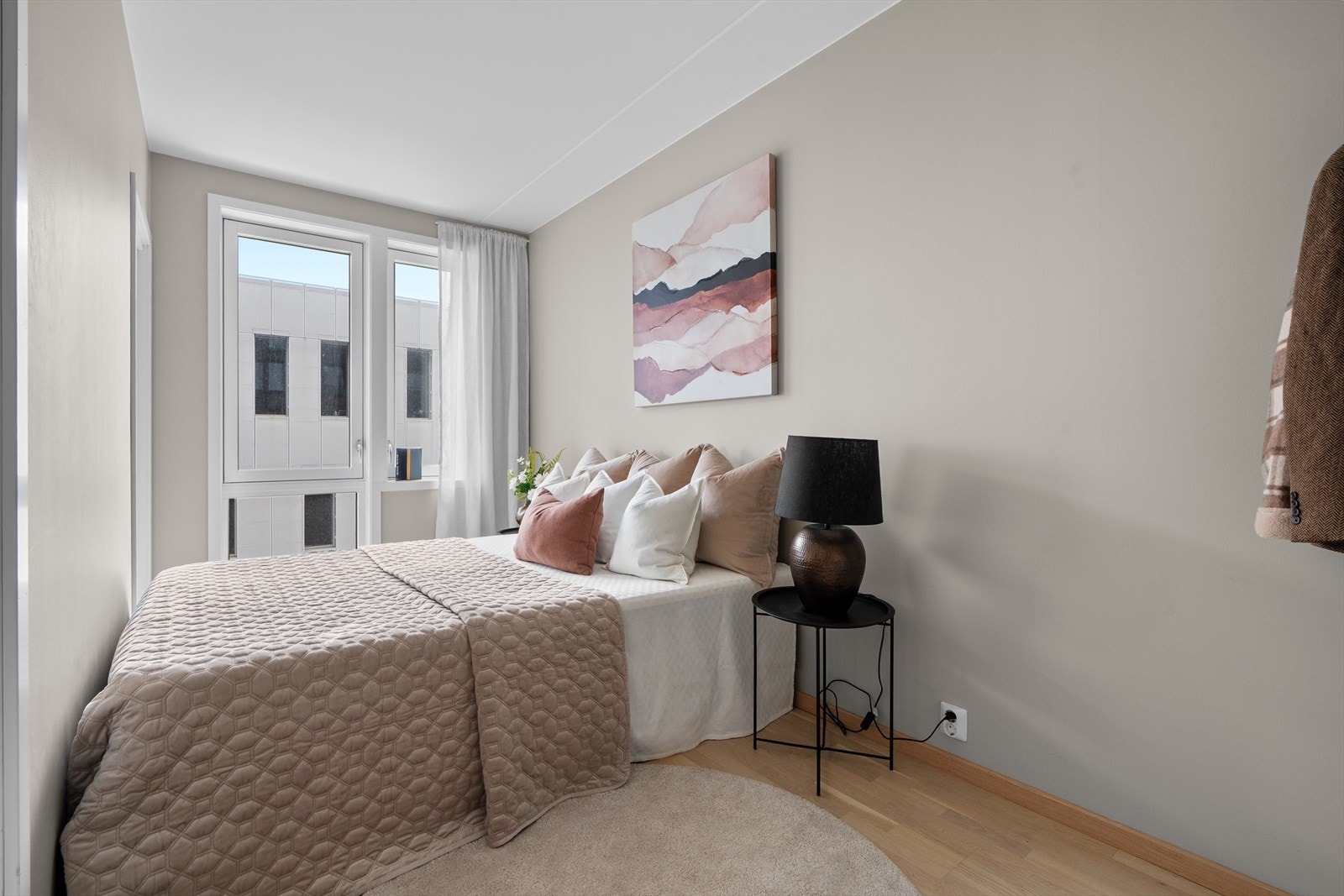 Soverommet har parkett på gulvet og plass til dobbeltseng. Galleribilde