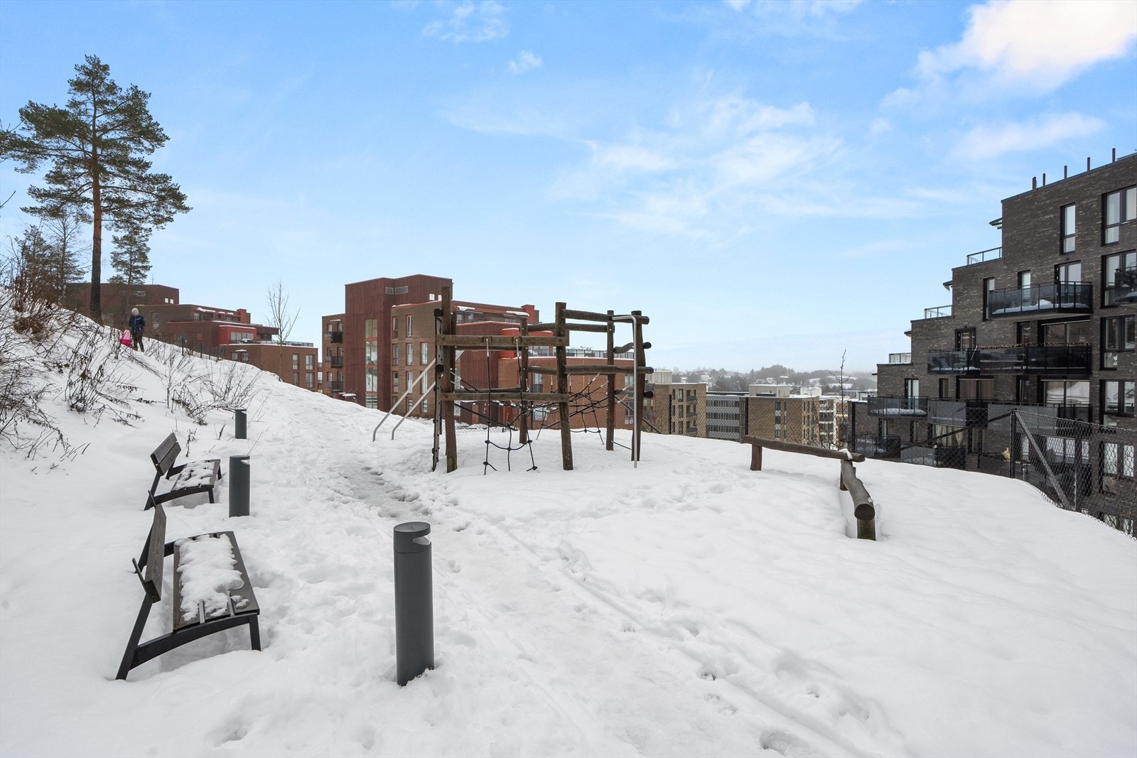 Eiendommen ligger i et rolig og attraktivt boligområde med lekeplasser i nærheten. Galleribilde