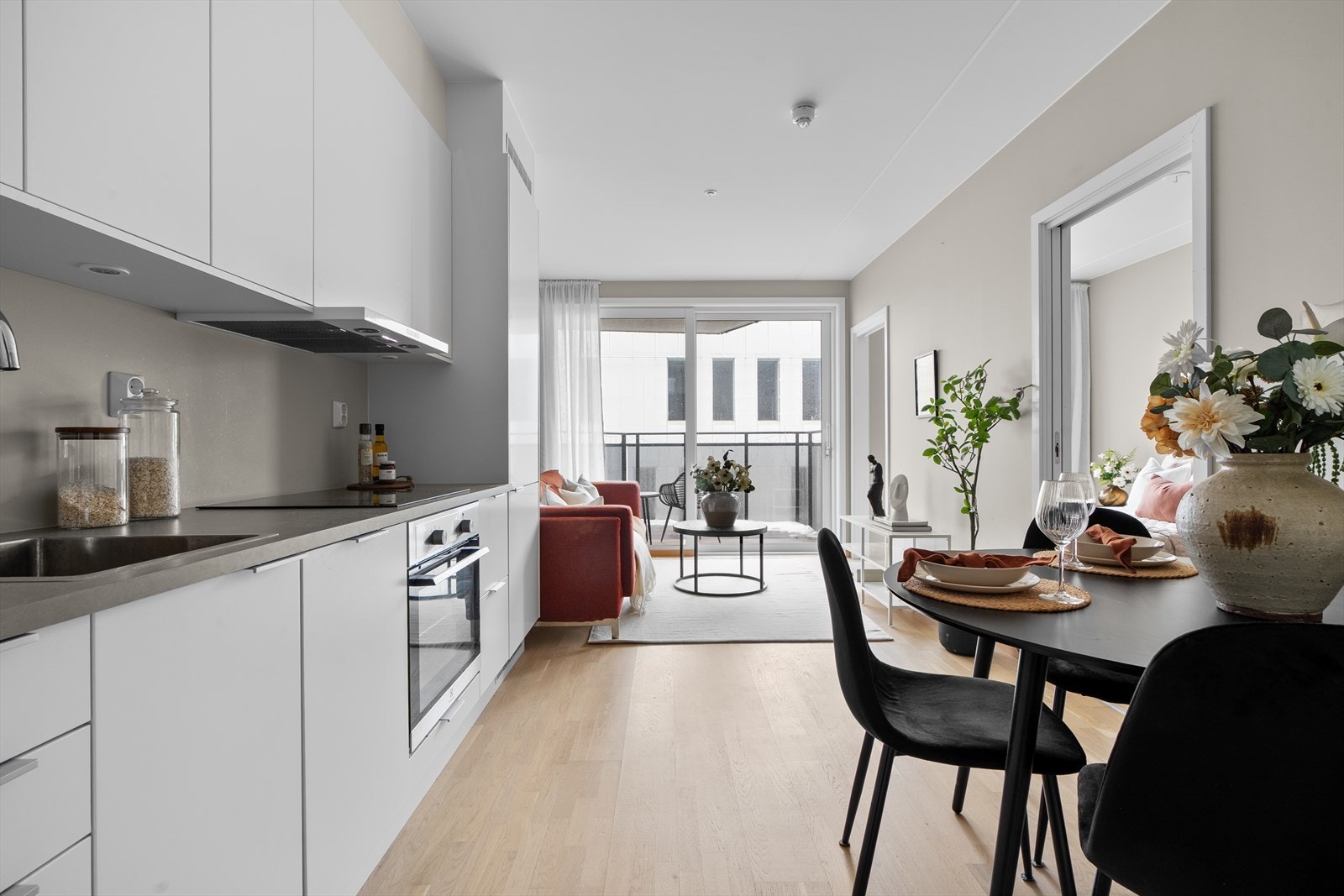 Leiligheten fra 2021 har en åpen og sosial løsning mellom stue og kjøkken. Galleribilde