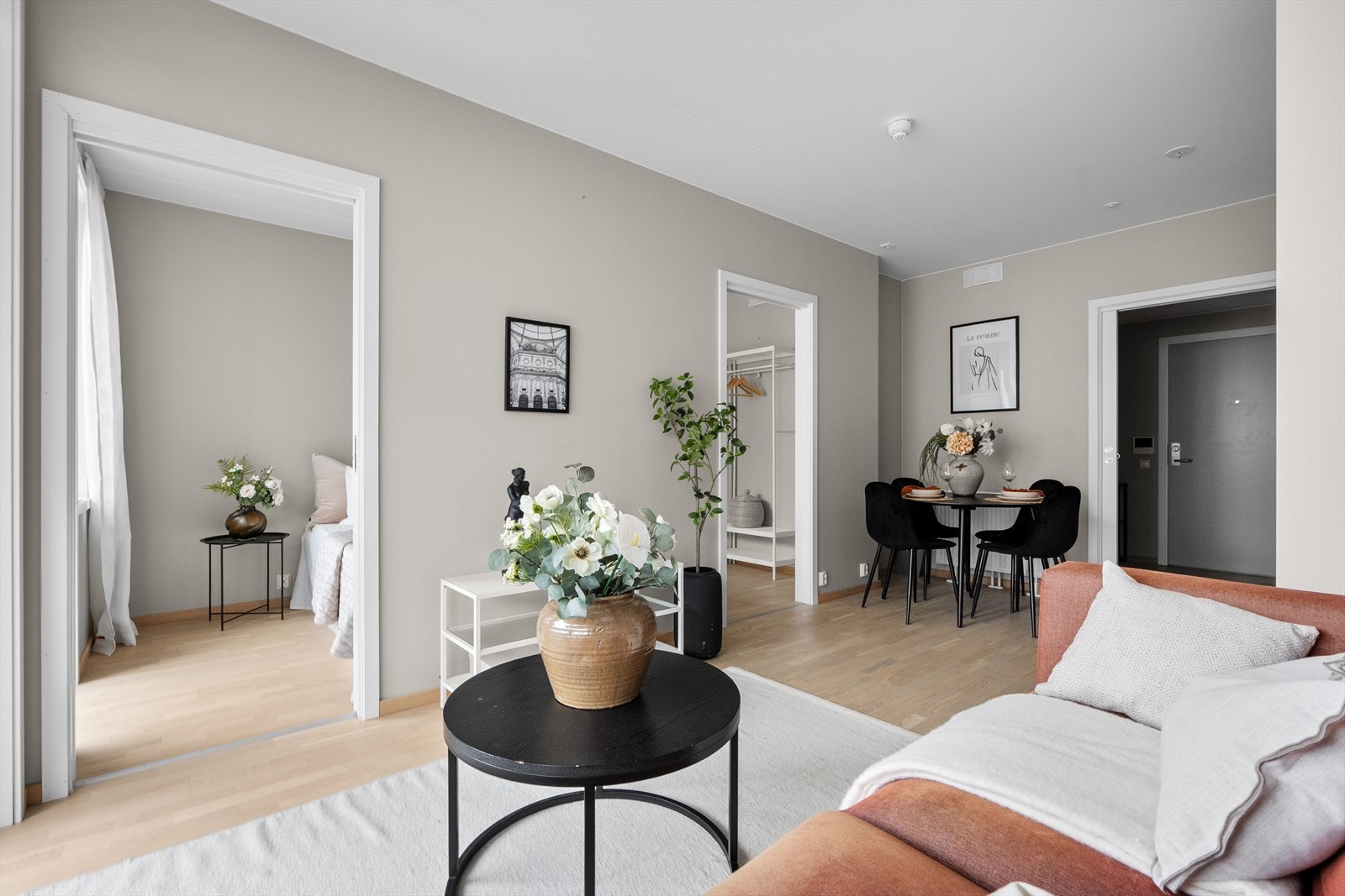 Leiligheten er fra 2021 og holder en gjennomgående moderne standard. Galleribilde