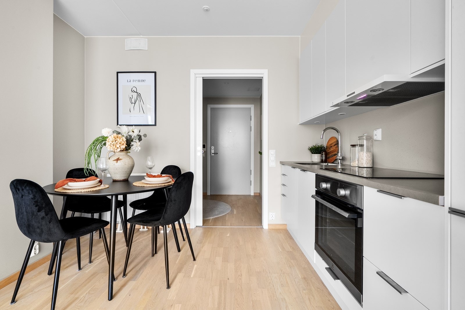 Den åpne løsningen gir god oversikt og kontakt med resten av rommet. Galleribilde