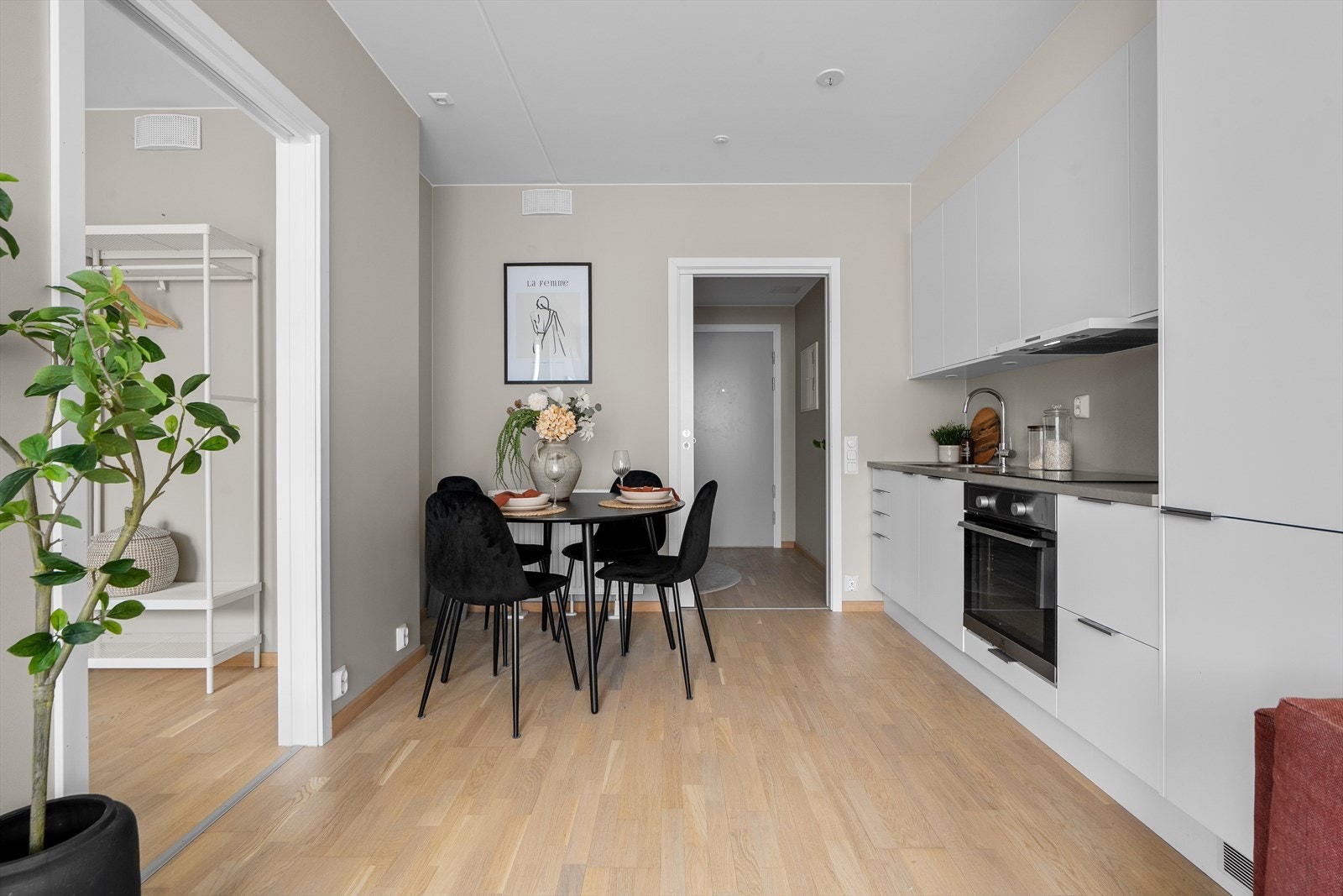 Det er en naturlig plass for en spisegruppe i overgangen mellom kjøkken og stue. Galleribilde