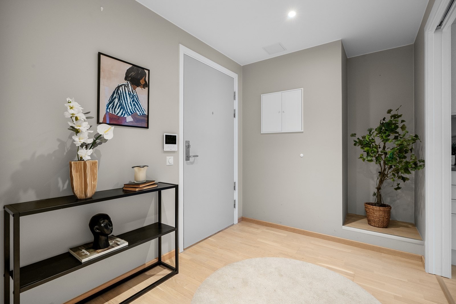 Entréen gir et godt førsteinntrykk og har plass til oppbevaring av yttertøy. Galleribilde