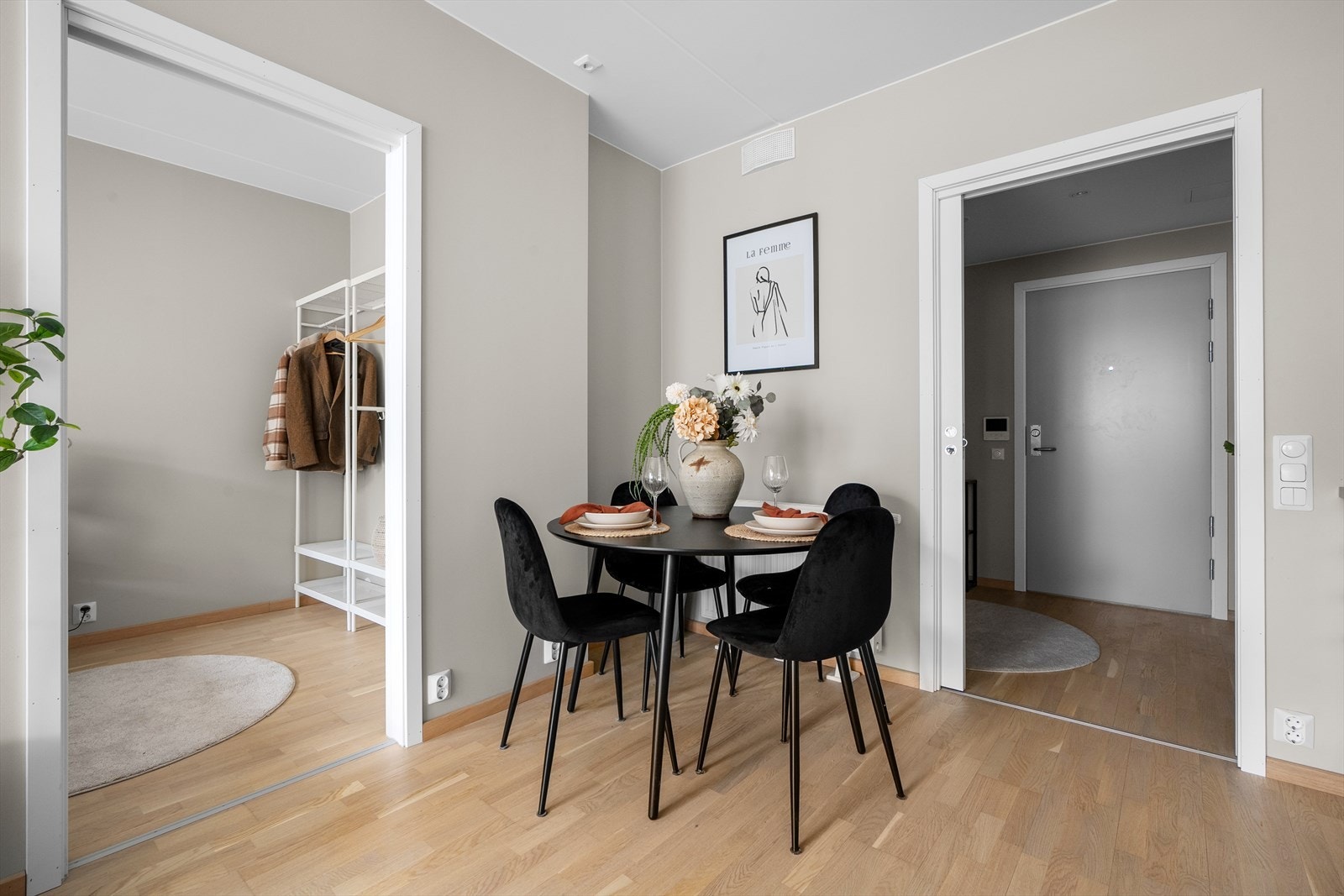 Spiseplassen blir et sosialt samlingspunkt med enkel tilgang til alle rom. Galleribilde