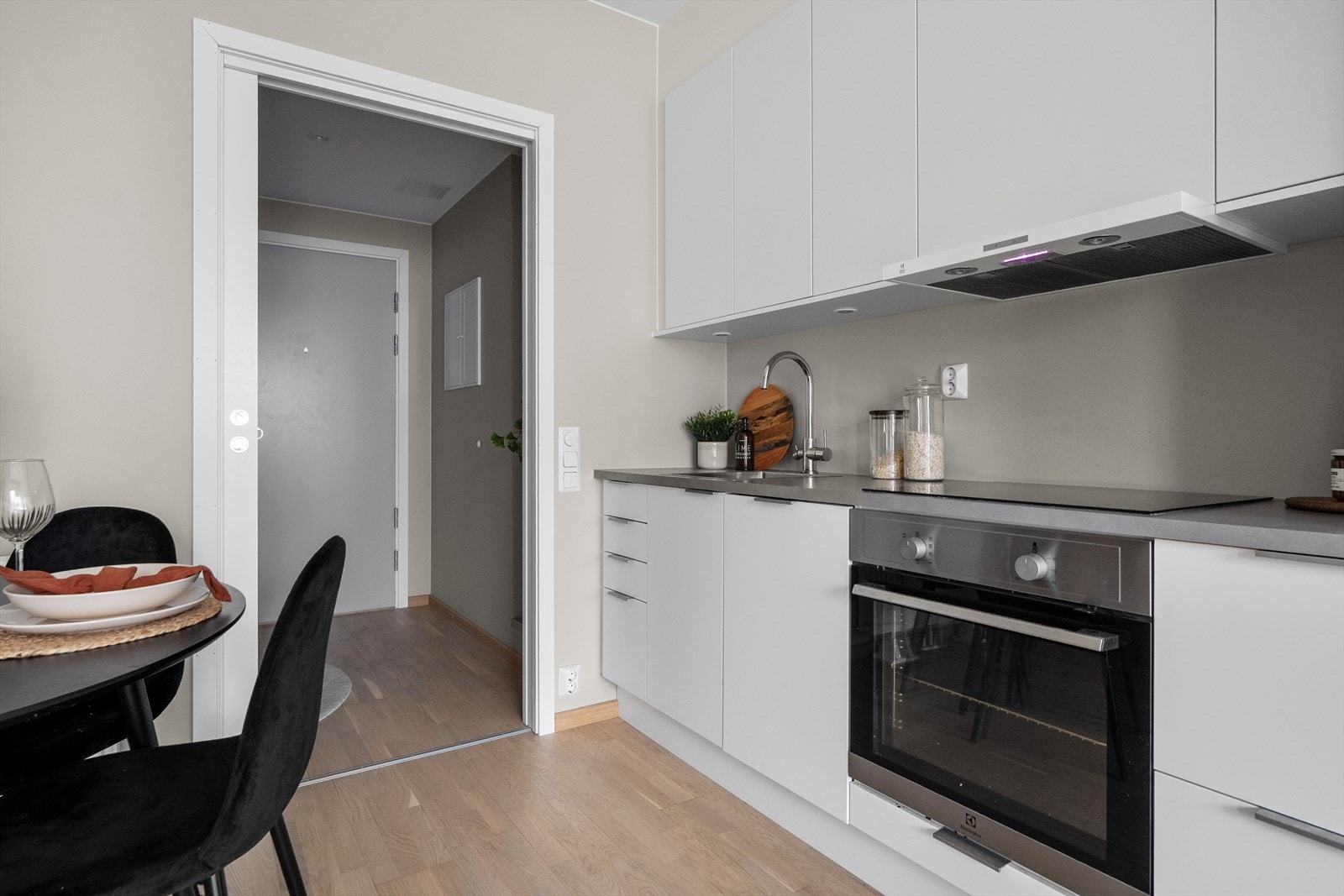 Kjøkkenet er fullt utstyrt med integrerte hvitevarer for en sømløs finish. Galleribilde