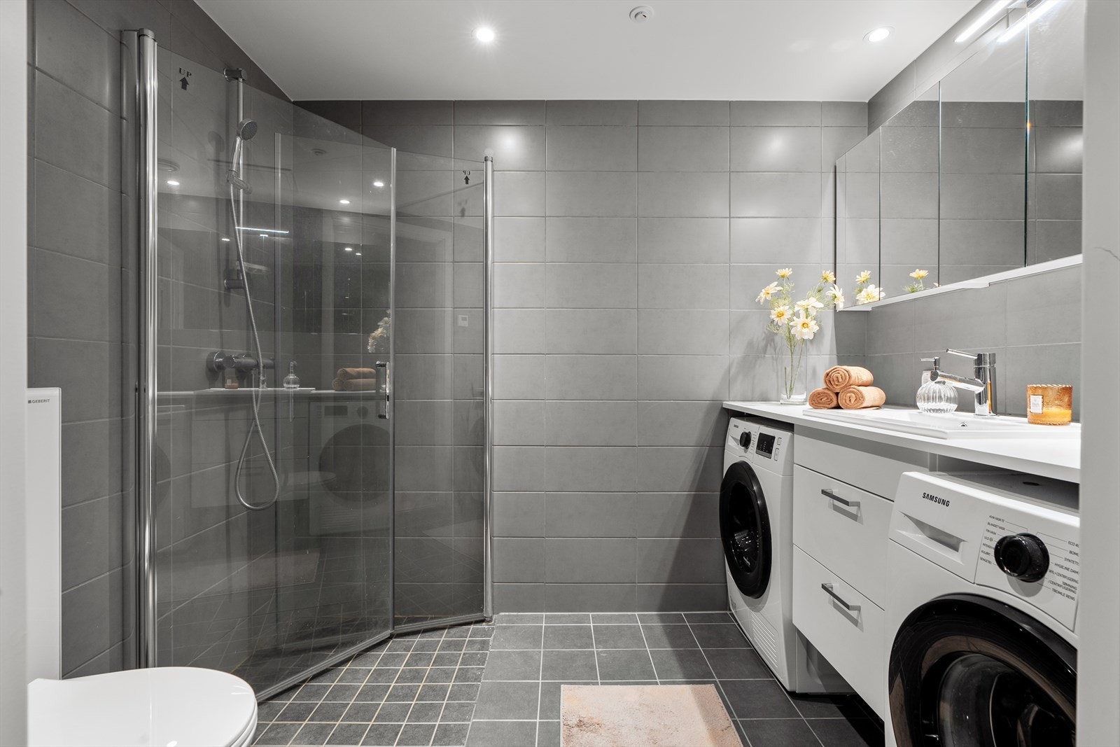 Et moderne og helfliset bad med vannbåren gulvvarme for økt komfort. Galleribilde