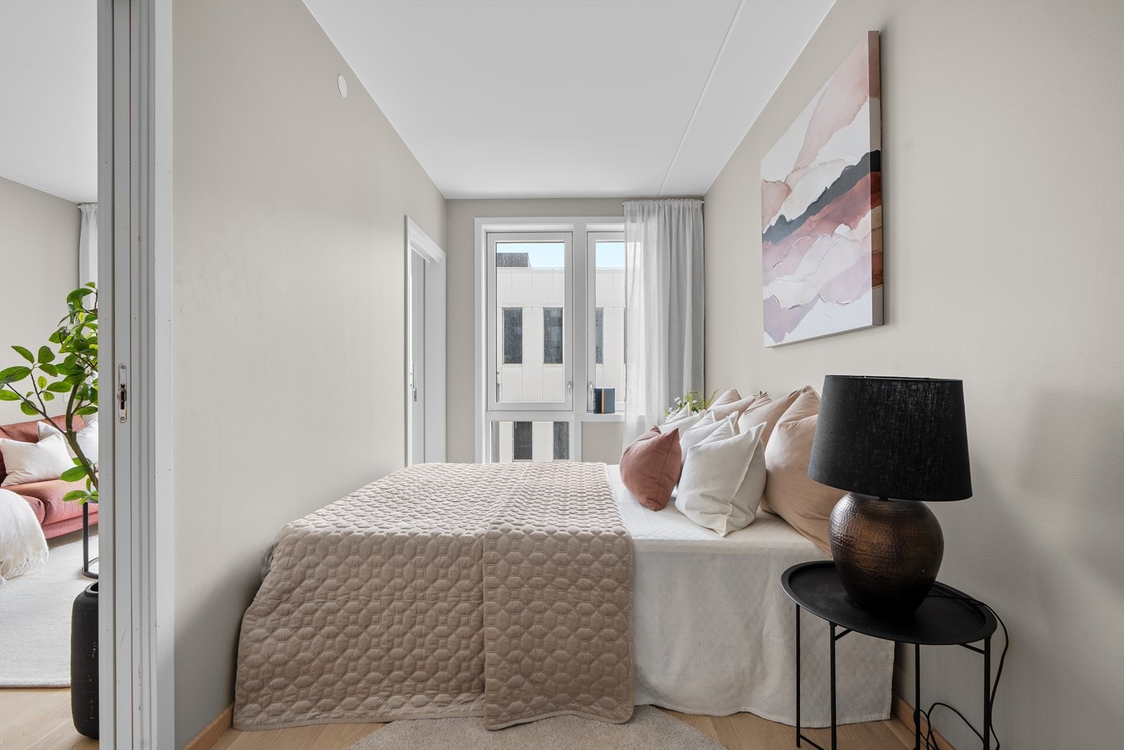 Rommet er lyst og trivelig, med malte, glatte innerdører. Galleribilde